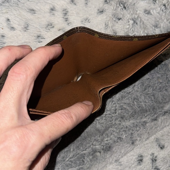 Men’s or Women’s Louis Vuitton Monogram Wallett! Rare and a vintage piece.7.5/10 - Picture 9 of 14